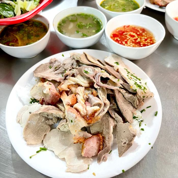 quán ăn local ở Quy Nhơn cháo lòng bánh hỏi Diên Hồng