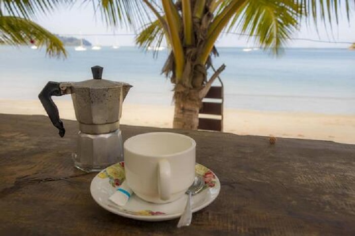 Uống cà phê và thư giãn là hoạt động cần làm ở đảo Koh Poda 