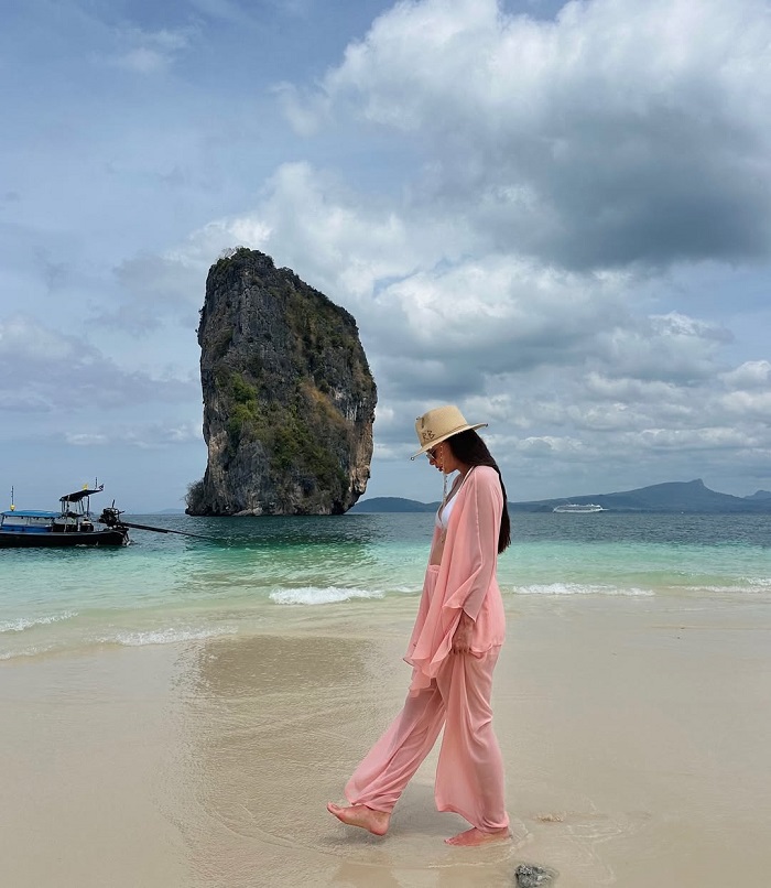 Đi bộ dọc bờ biển là hoạt động cần làm ở đảo Koh Poda 