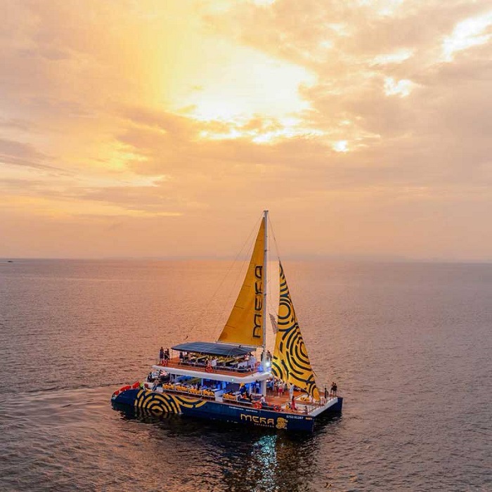 Du thuyền ngắm hoàng hôn trên thuyền Catamaran ở đảo Koh Poda