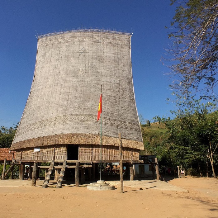 Kon Kơ Tu là ngôi làng du lịch cộng đồng Tây Nguyên nằm cạnh sông Đắk Bla