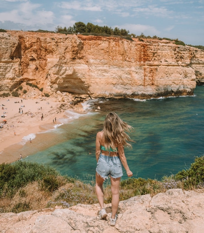 Bãi biển là hoạt động và điểm tham quan hàng đầu ở thành phố Algarve Bồ Đào Nha