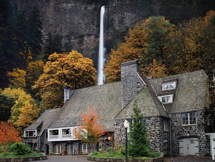 Multnomah Falls Lodge là điểm nổi bật không thể bỏ qua khi đến thác Multnomah