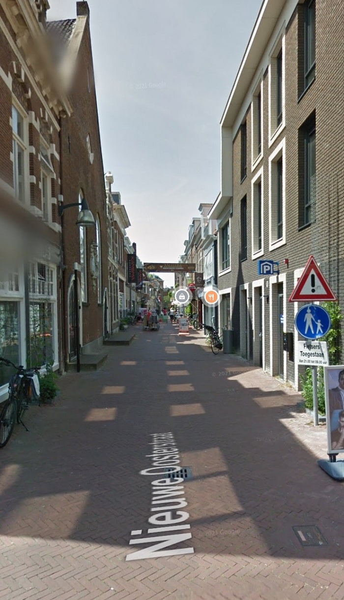 Đi dạo trên Nieuwe Oosterstraat ở thành phố Leeuwarden Hà Lan