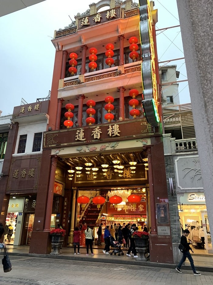 Quán trà Lin Heung là địa điểm hàng đầu để đi ở phố đi bộ Thượng Hạ Cửu Bộ