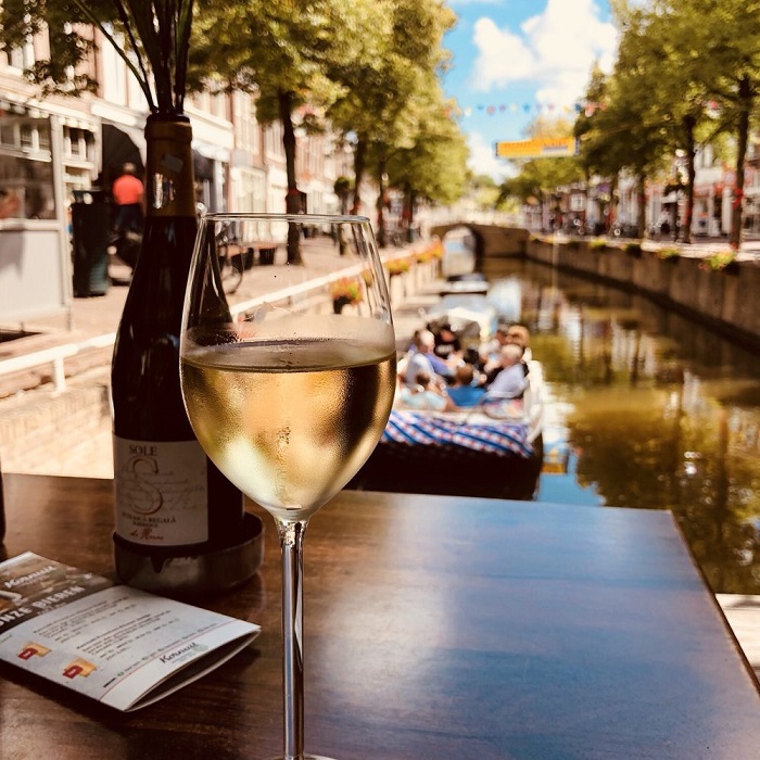 Thưởng thức rượu địa phương ở thành phố Leeuwarden Hà Lan