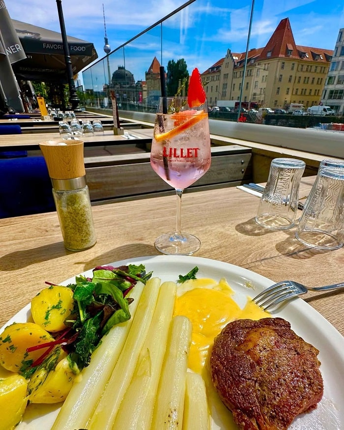 Ăn uống ở sông Spree Đức