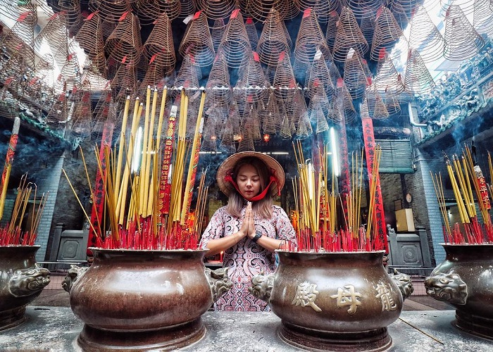 Explore Ba Thien Hau pagoda - the oldest spiritual place in Saigon