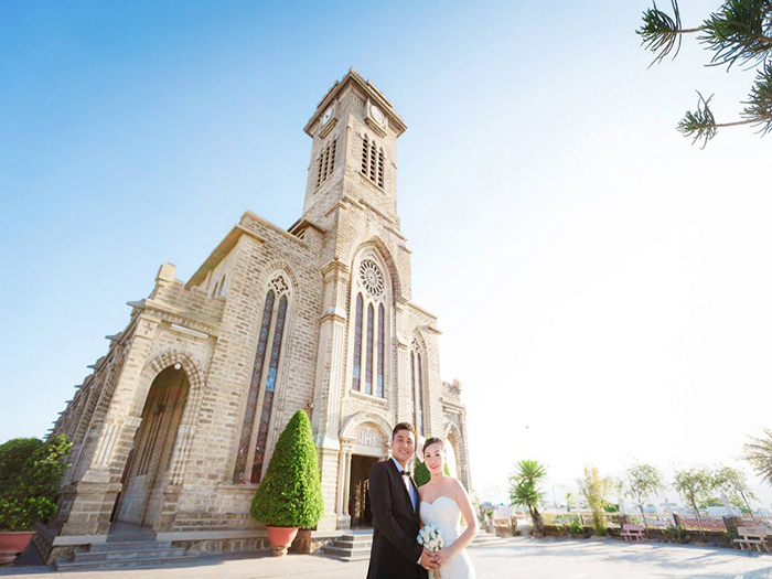 Currently, there are quite a few young people who choose Stone Church as a place for wedding photography, to record the imprints in their life.