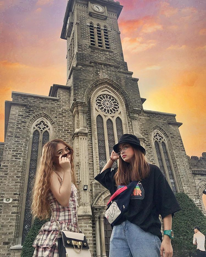 Instagram giới trẻ tràn ngập những bức ảnh chụp với nhà thờ Núi.