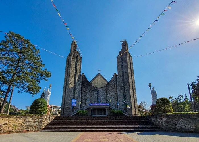 Nhà thờ Phủ Cam là điểm đến tôn giáo quen thuộc và thân thiện của người dân xứ Huế.