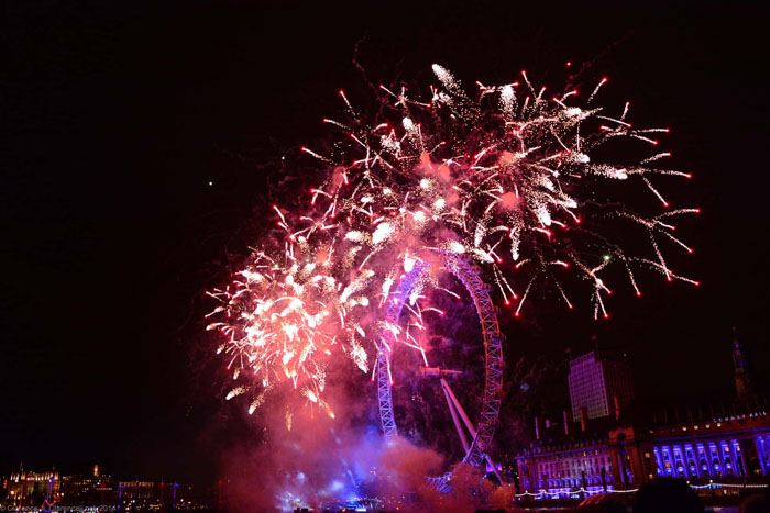 Màn bắn pháo hoa chào đón năm mới lộng lẫy ở London Eye nước Anh.
