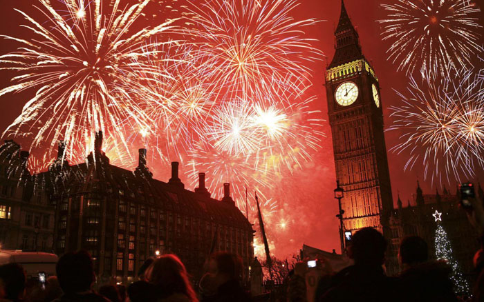Ở Anh, mọi người cùng tụ tập ở quảng trường Trafalgar và Piccadilly Circus để nghe tiếng chuông của Tháp đồng hồ Big Ben.