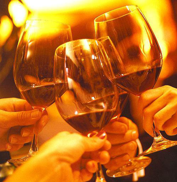 Cùng nâng ly rượu, đón năm mới bên nhau là nét đẹp trong phong tục đón năm mới ở Anh.
