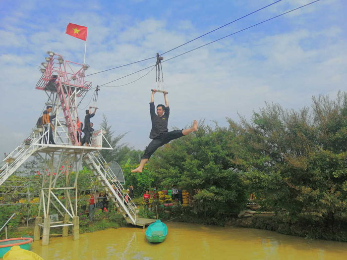 Trò chơi đu dây vượt sông mạo hiểm ở khu du lịch Happy Land Hùng Thy.