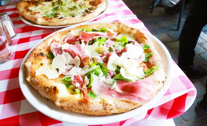 Nổi tiếng là quê hương của bánh pizza, thành phố Napoli còn có gì hấp dẫn?