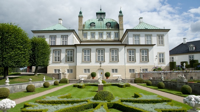 Cung điện hoàng gia Fredensborg - Địa điểm du lịch ở Copenhagen 