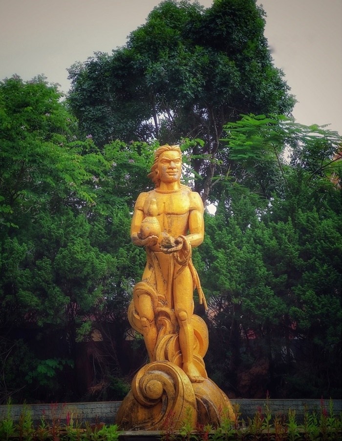 Water statue at Dong Xanh Park 