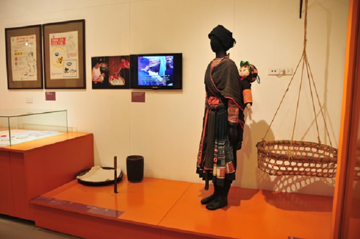 Tham quan bảo tàng Phụ nữ Nam Bộ - phòng trưng bày