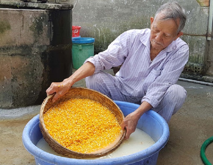 bún bắp Phú Yên - công đoạn rửa bắp
