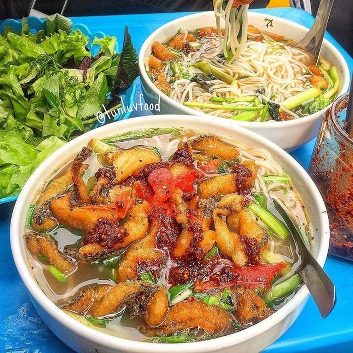 Referring to the delicious fish noodle shops in Hanoi, you cannot forget Long Rau restaurant
