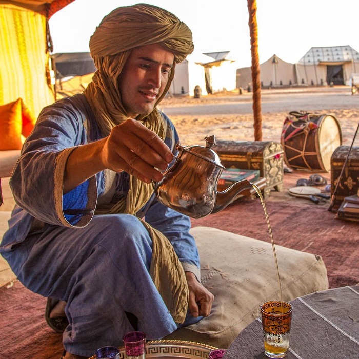 rót trà - bước quan trọng để Trà bạc hà Maroc ngon
