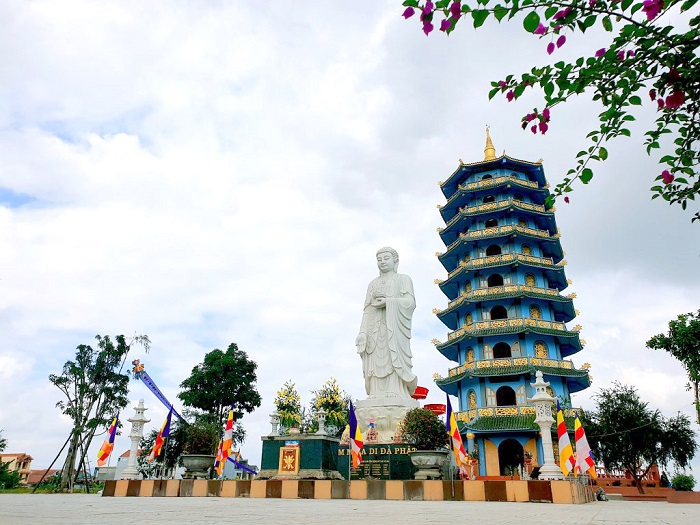 Dai Giac Pagoda is one of the attractions in Dong Hoi