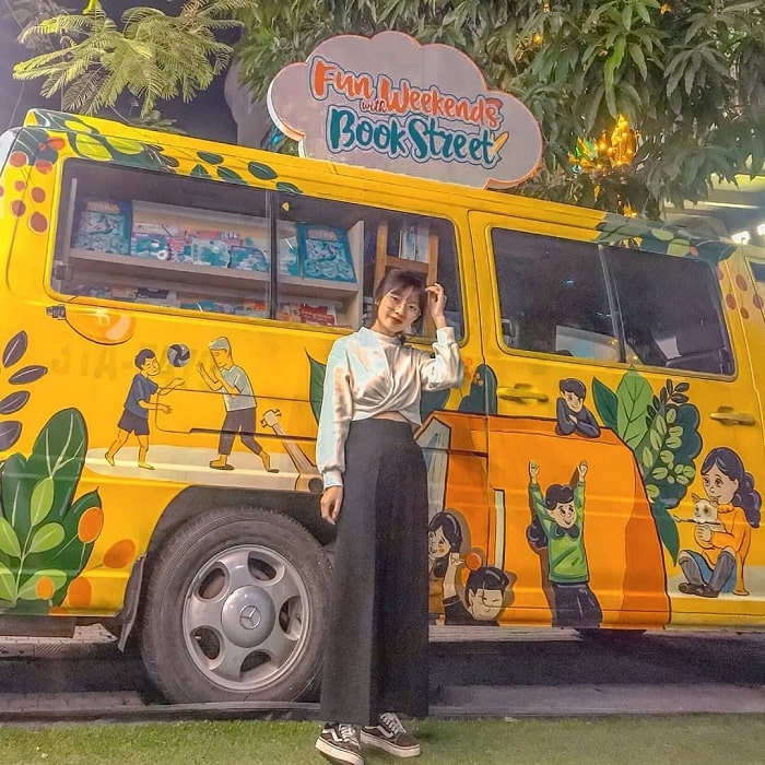 xe buýt - góc sống ảo thấn thánh tại phố sách Hà Nội