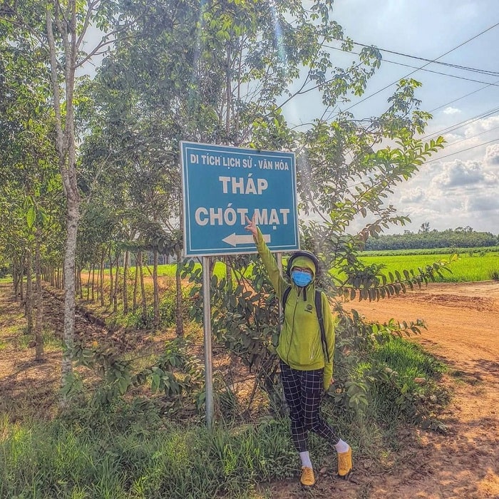 signposts guide - an important item to go to the pyramid of Tay Ninh