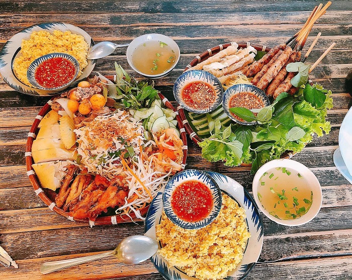 Địa điểm ăn uống Noel ở Sài Gòn - QUán con gà mái