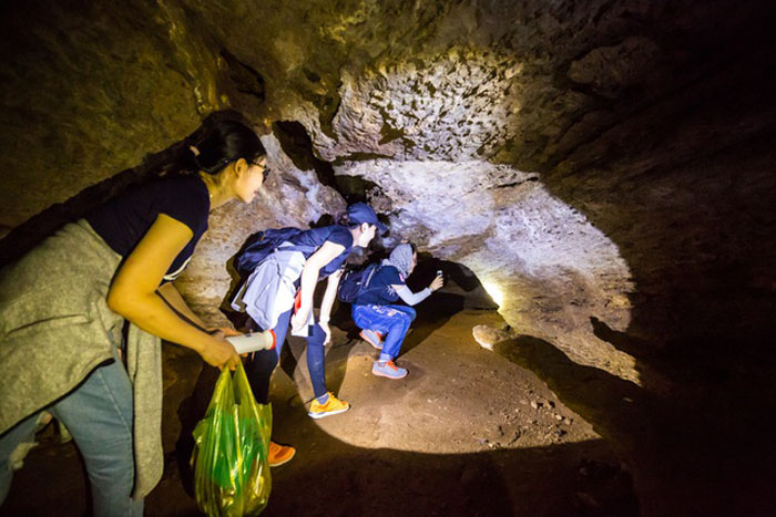 Khám phá hang Dơi Tiên An Quảng Nam - Du khách khám phá bên trong hang