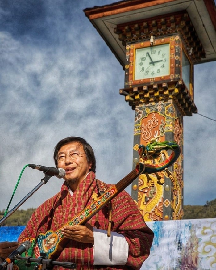 ca hát - hoạt động thú vị tại quảng trường Tháp Đồng Hồ ở Bhutan