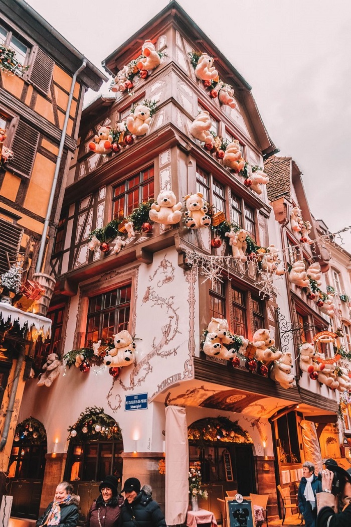 Một ngôi nhà được trang trí đẹp đẽ vào Lễ Giáng sinh ở Strasbourg