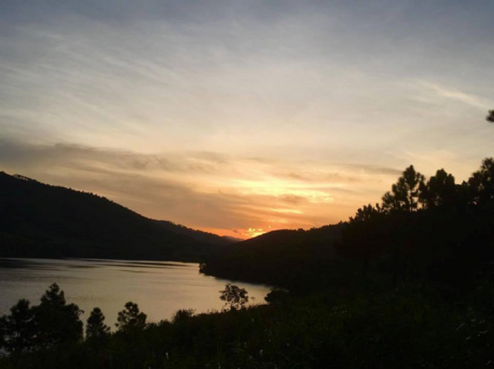 Quang Ninh Khe Che Lake - admire the sunset