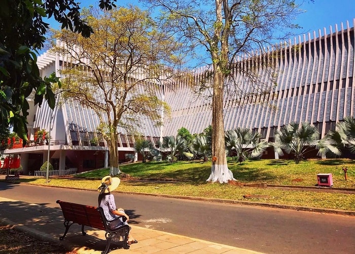 cây xanh - khoảng không gian đẹp tại Bảo tàng Đắk Lắk 