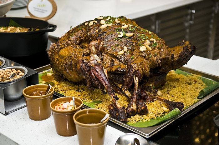 Lạc đà nhồi thịt Dubai món ăn hấp dẫn 
