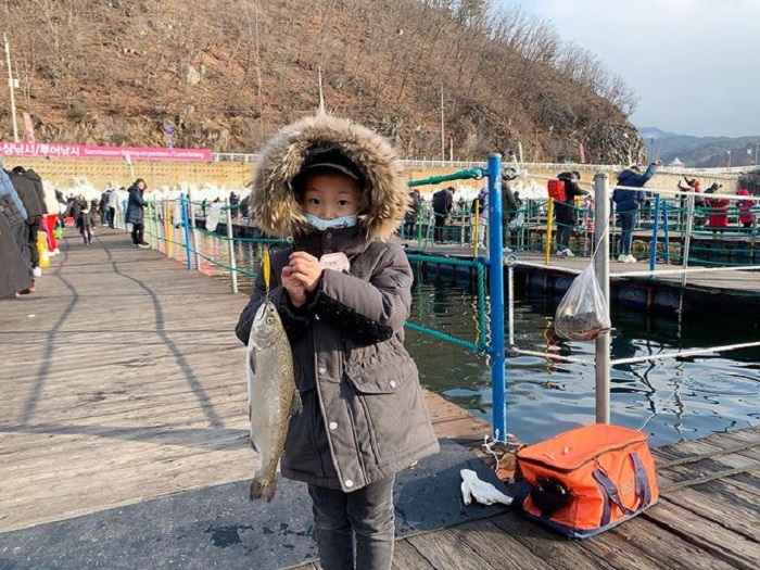 lễ hội mùa đông Hàn Quốc - câu cá lễ hội băng Hwacheon Sancheoneo