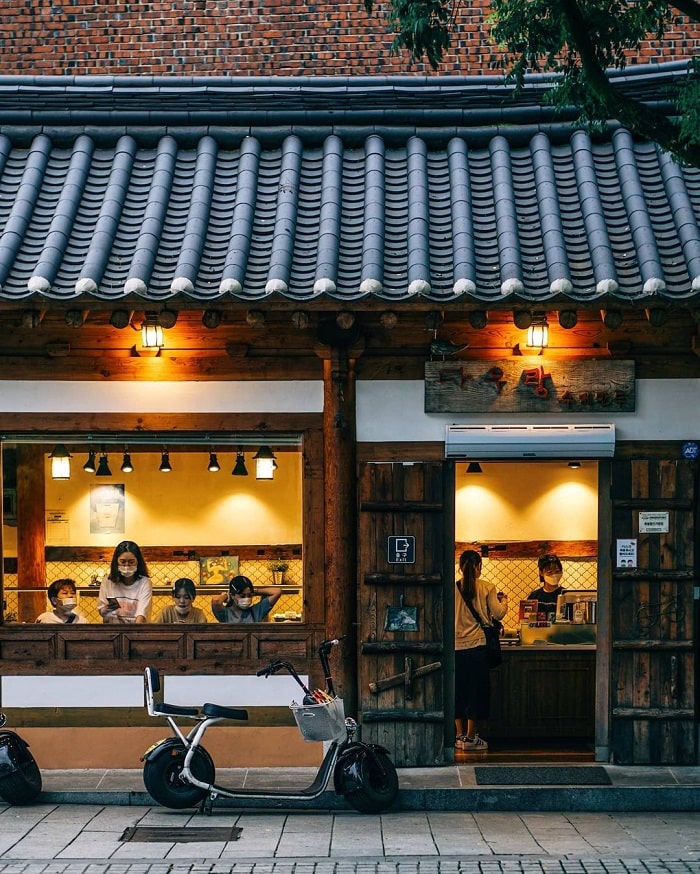 lý do nên du lịch Jeonju Hàn Quốc - quán cafe trong nhà hanok