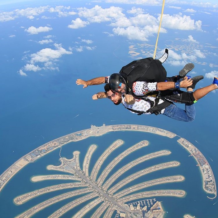 Nhảy dù ở Dubai là thử thách thú vị 