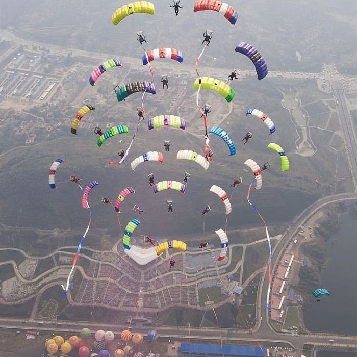 Nhày dù ở Dubai tập thể 