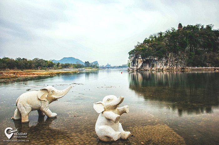 Khám phá núi Vòi Voi Quế Lâm - tượng voi con nghịch nước