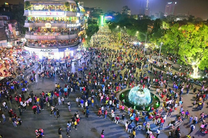 Guom Lake Walking Street is one of the special tourist destinations for the 2021 New Year in Hanoi 