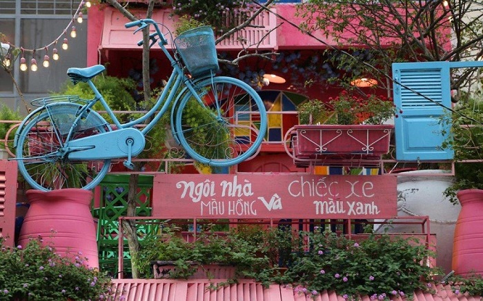 quán cà phê lồng chim ở Sài Gòn  - Ngôi nhà màu hồng và chiếc xe màu xanh   