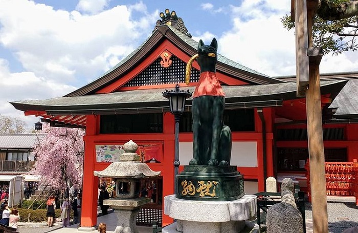 tham quan đền Fushimi Inari - biểu tượng con cáo
