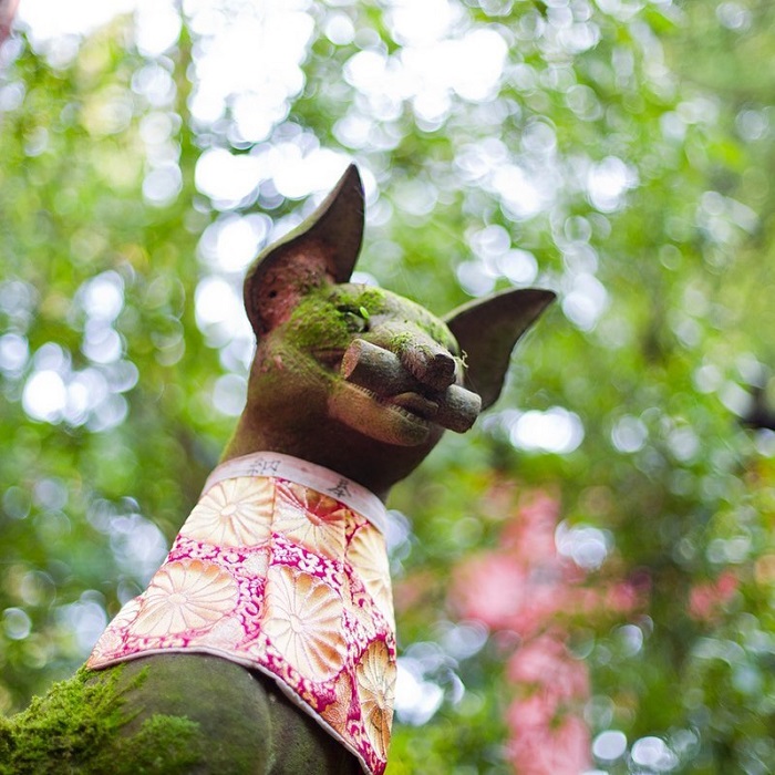 tham quan đền Fushimi Inari - bức tượng con cáo