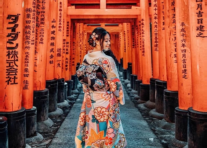 Hướng dẫn tham quan đền Fushimi Inari ngàn cổng Torii huyền thoại