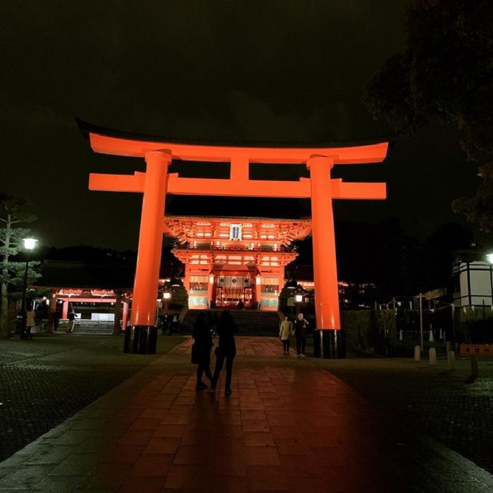 tham quan đền Fushimi Inari ban đêm