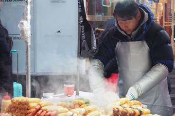 10 món ăn đường phố Hàn Quốc mùa đông nóng hổi ngon 'quên lối về'