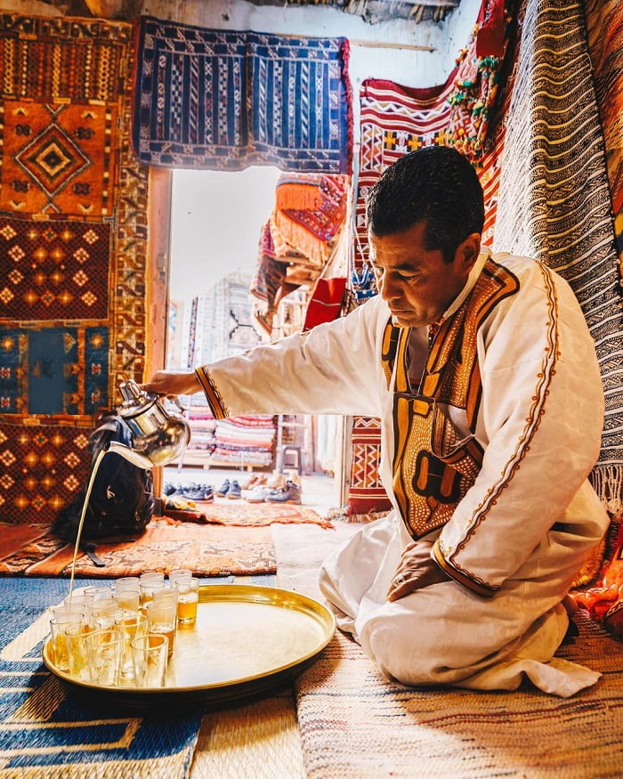 Đàn ông pha trà - văn hóa uống Trà bạc hà Maroc