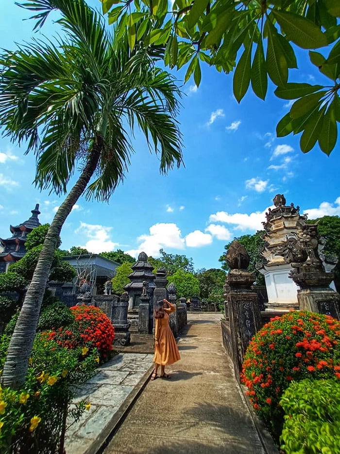 vườn tháp cổ - công trình ấn tượng tại Chùa Thập Tháp Bình Định 